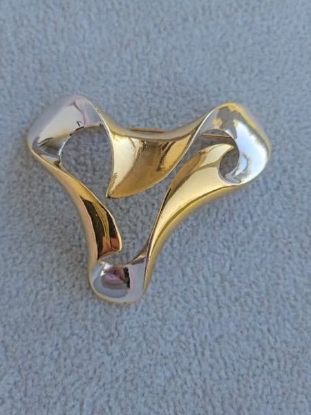 Двокольорна глянцева брошка цікавої форми P10129 фото