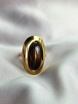 Коктейльна каблучка з коричневою видовженою вставкою R10026 фото