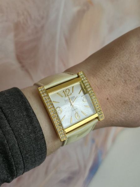 Яскравий бежевий годинник W10002 фото
